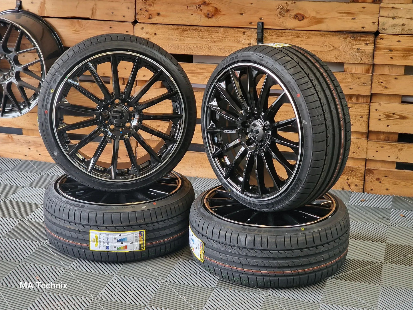 Sommerkomplettradsatz 225/35 R19 Wheelworld WH39 8,5x19 ET45 schwarz poliert