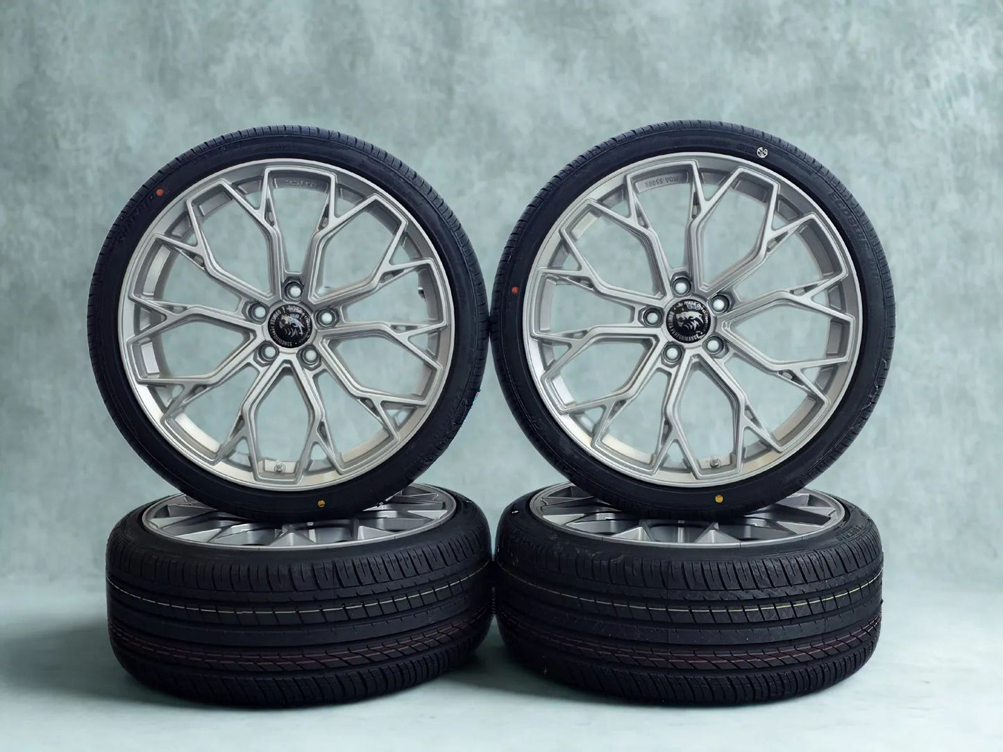 Sommerkomplettradsatz, FF-Wheels FF02, 8,5x19 ET45 5x112 mit 235/35 R19 91Y in silber