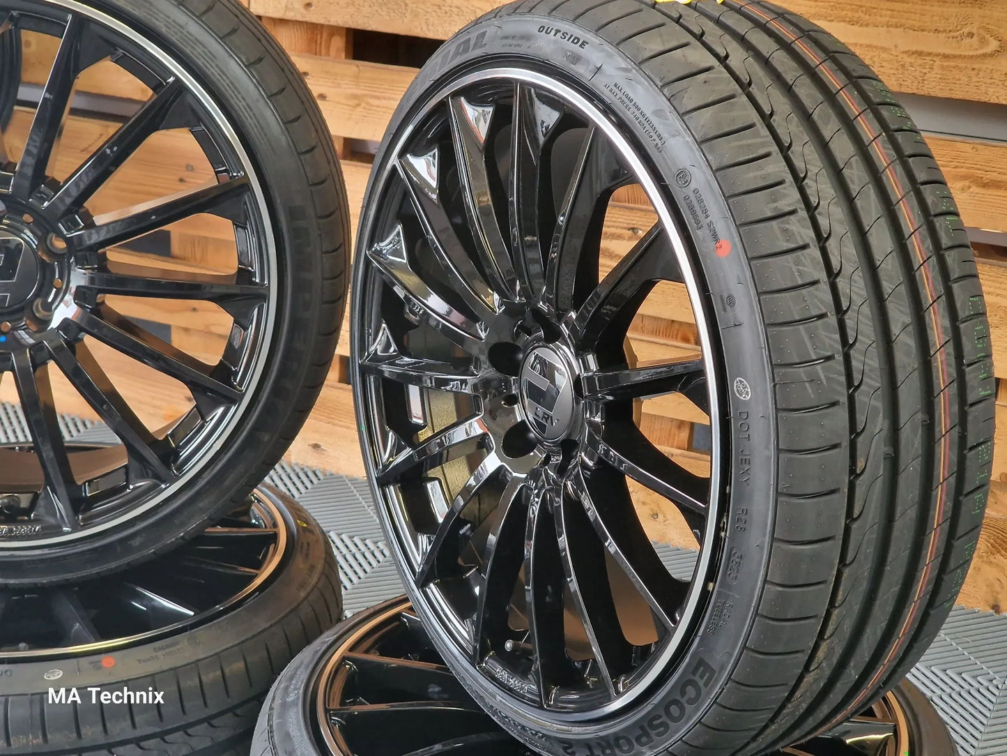 Sommerkomplettradsatz 225/35 R19 Wheelworld WH39 8,5x19 ET45 schwarz poliert