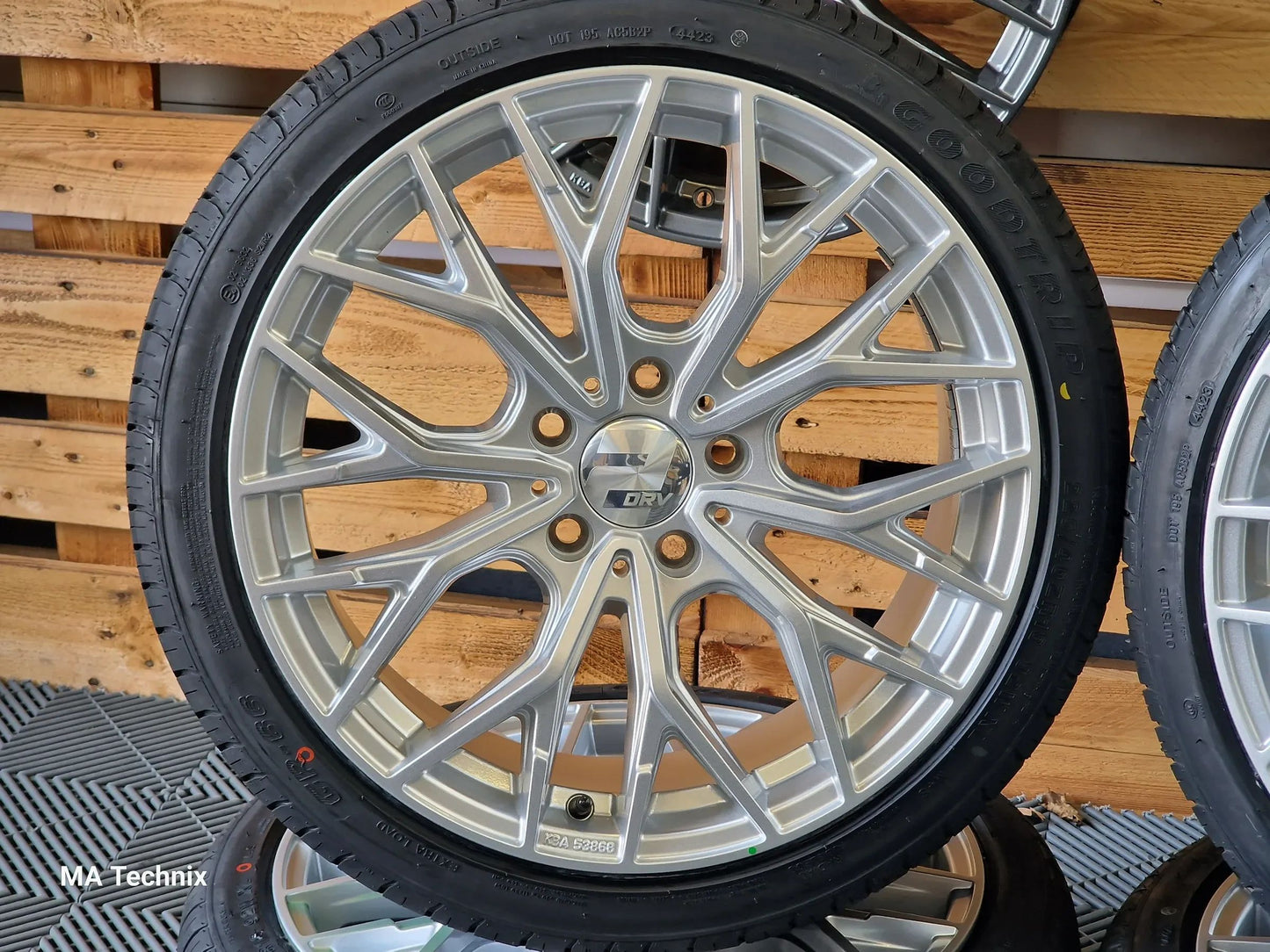 Sommer Kompletträder Wheelworld WH37 8,5x19 ET40 5x112 silber mit 225/40 R19