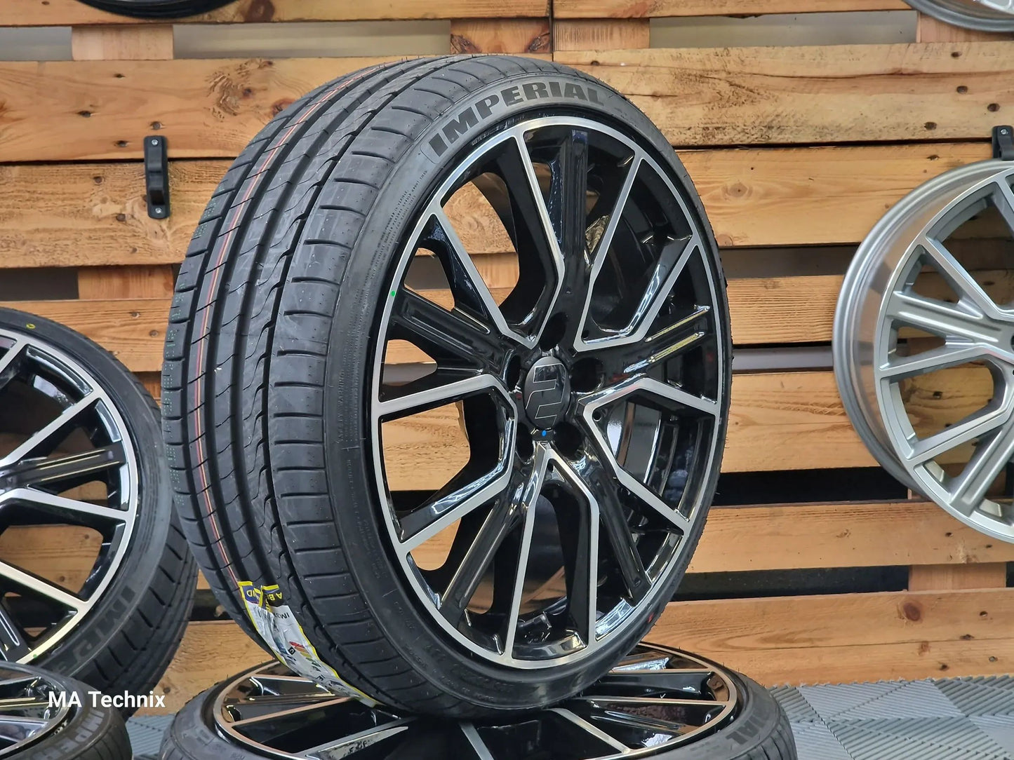 Sommerkomplettradsatz 225/40 R19 Wheelworld WH34 8,5x19 ET30 5x112 schwarz frontpoliert