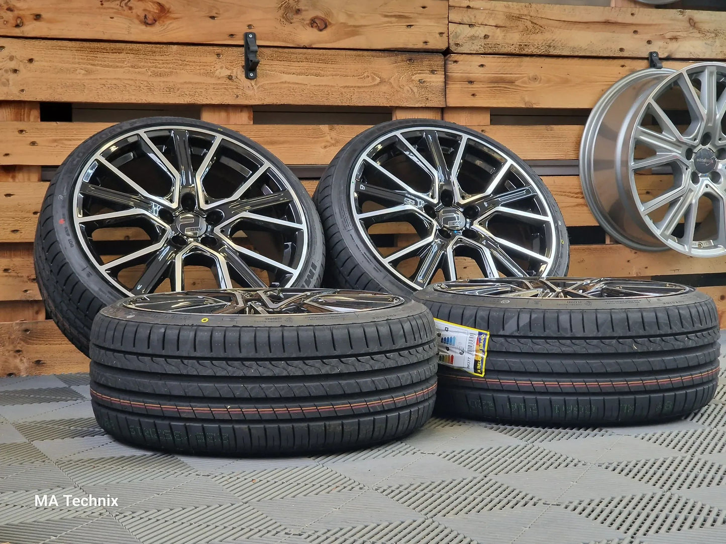 Sommerkomplettradsatz 225/40 R19 Wheelworld WH34 8,5x19 ET30 5x112 schwarz frontpoliert