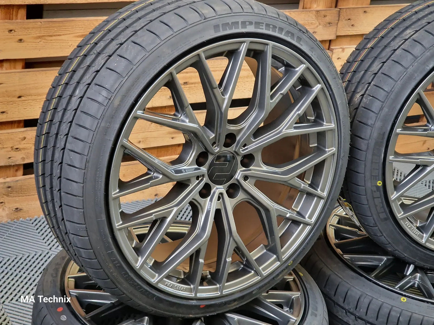 Sommerkompletträder Wheelworld WH37 8,5x20 ET35 grau mit 245/35 R20 Superia Sommerreifen