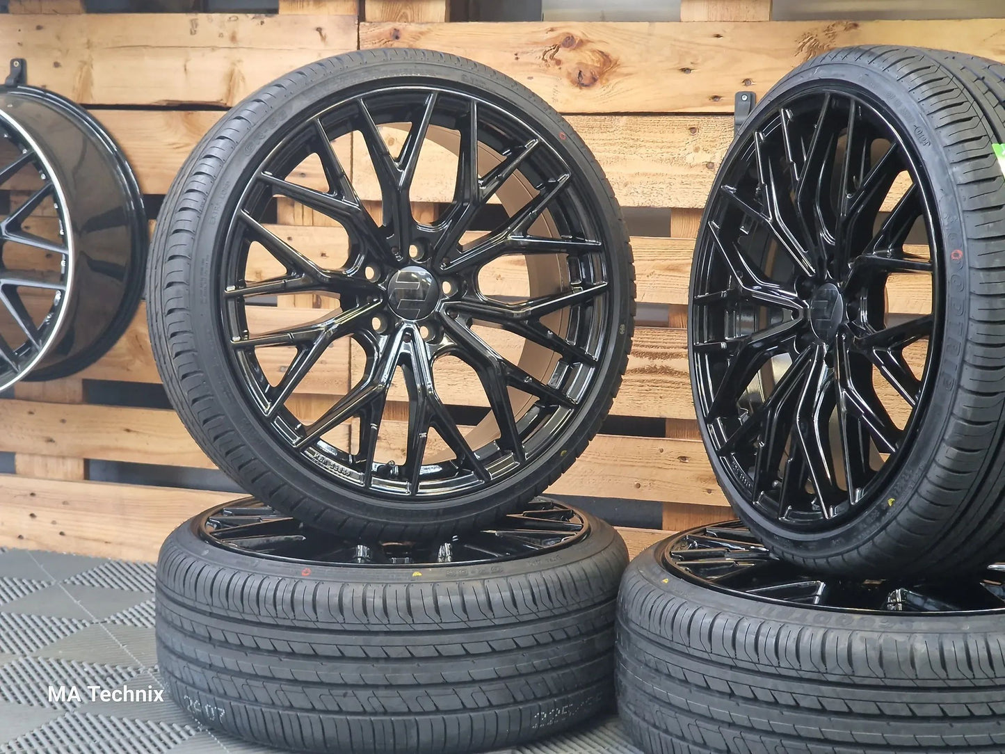 19 Zoll Sommerkomplettradsatz Wheelworld WH37 8,5x19 ET48 5x112 schwarz mit 225/35 R19