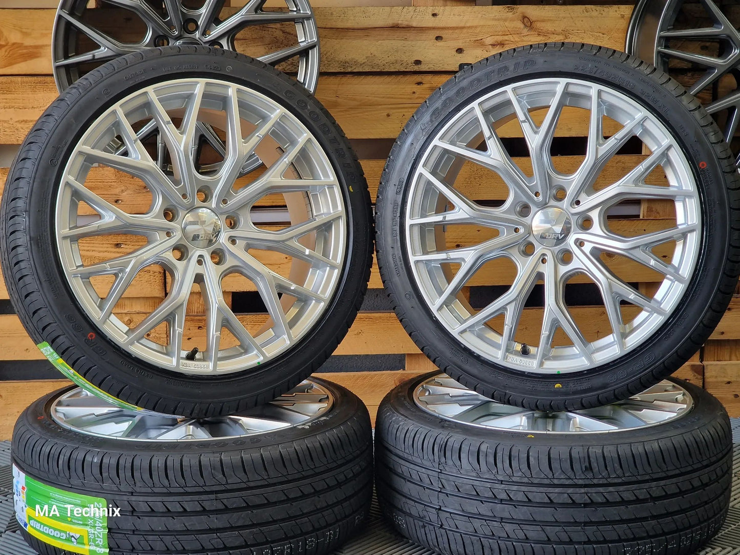 Sommer Kompletträder Wheelworld WH37 8,5x19 ET40 5x112 silber mit 225/40 R19